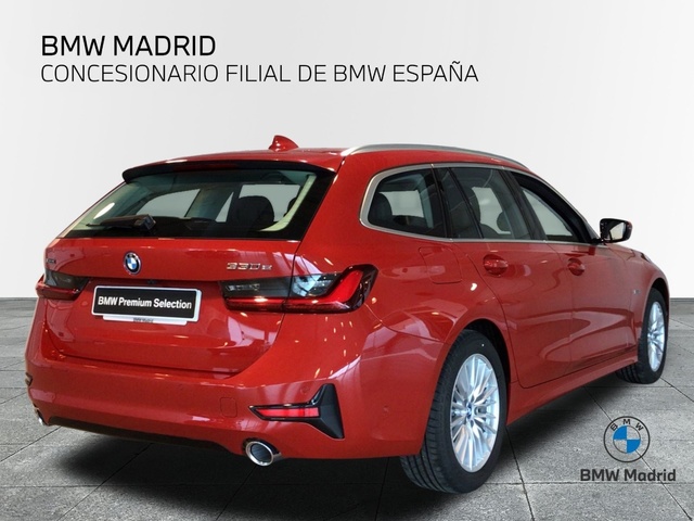 BMW Serie 3 330e Touring color Rojo. Año 2021. 215KW(292CV). Híbrido Electro/Gasolina. En concesionario BYmyCAR Madrid - Alcalá de Madrid