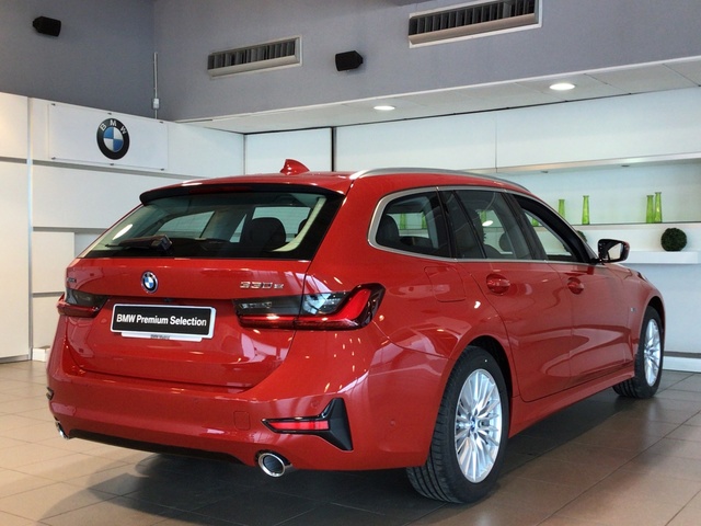 BMW Serie 3 330e Touring color Rojo. Año 2021. 215KW(292CV). Híbrido Electro/Gasolina. En concesionario BYmyCAR Madrid - Alcalá de Madrid