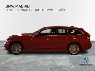Fotos de BMW Serie 3 330e Touring color Rojo. Año 2021. 215KW(292CV). Híbrido Electro/Gasolina. En concesionario BYmyCAR Madrid - Alcalá de Madrid