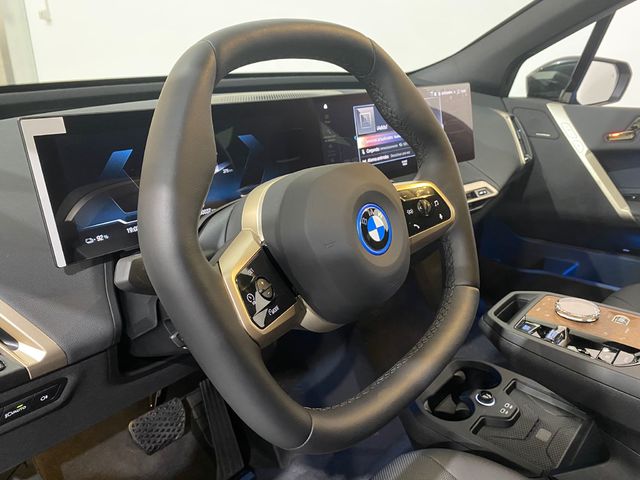 BMW iX xDrive40 color Gris. Año 2022. 240KW(326CV). Eléctrico. En concesionario Automotor Costa, S.L.U. de Almería