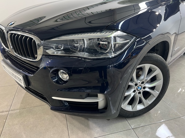 BMW X5 xDrive30d color Azul. Año 2018. 190KW(258CV). Diésel. En concesionario Movijerez S.A. S.L. de Cádiz