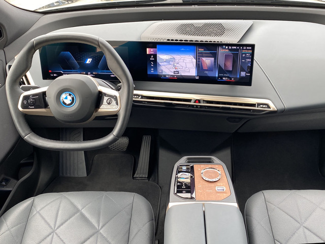 BMW iX xDrive40 color Negro. Año 2022. 240KW(326CV). Eléctrico. En concesionario Triocar Avilés (Bmw y Mini) de Asturias