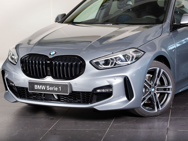 BMW Serie 1 118d color Gris. Año 2022. 110KW(150CV). Diésel. En concesionario Avilcar de Ávila