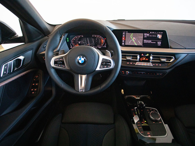 BMW Serie 1 118d color Gris. Año 2022. 110KW(150CV). Diésel. En concesionario Avilcar de Ávila