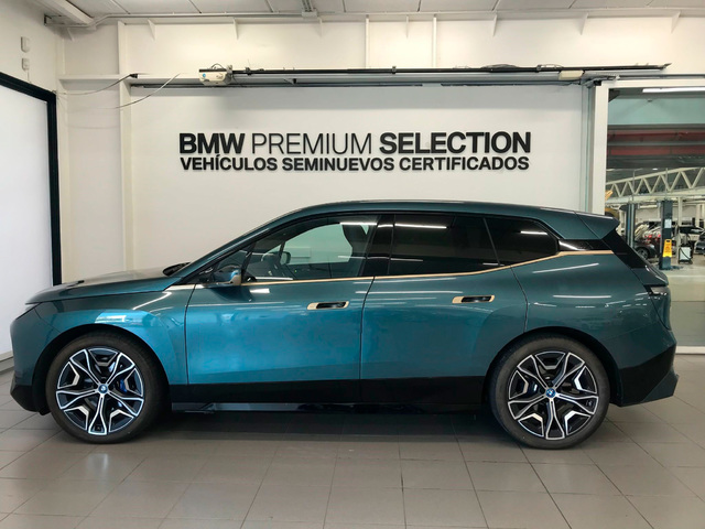 BMW iX xDrive40 color Azul. Año 2022. 240KW(326CV). Eléctrico. En concesionario Lurauto Bizkaia de Vizcaya