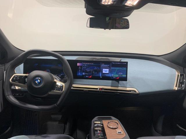 BMW iX xDrive40 color Gris. Año 2021. 240KW(326CV). Eléctrico. En concesionario MOTOR MUNICH S.A.U  - Terrassa de Barcelona