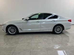 Fotos de BMW Serie 5 520d color Blanco. Año 2018. 140KW(190CV). Diésel. En concesionario Movijerez S.A. S.L. de Cádiz