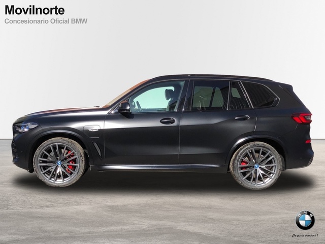 BMW X5 xDrive45e color Negro. Año 2022. 290KW(394CV). Híbrido Electro/Gasolina. En concesionario Movilnorte El Carralero de Madrid