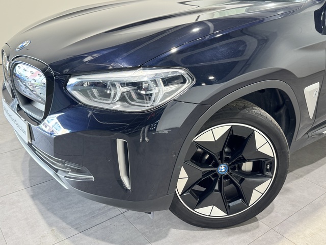 BMW iX3 iX3 color Negro. Año 2021. 210KW(286CV). Eléctrico. En concesionario MOTOR MUNICH S.A.U  - Terrassa de Barcelona