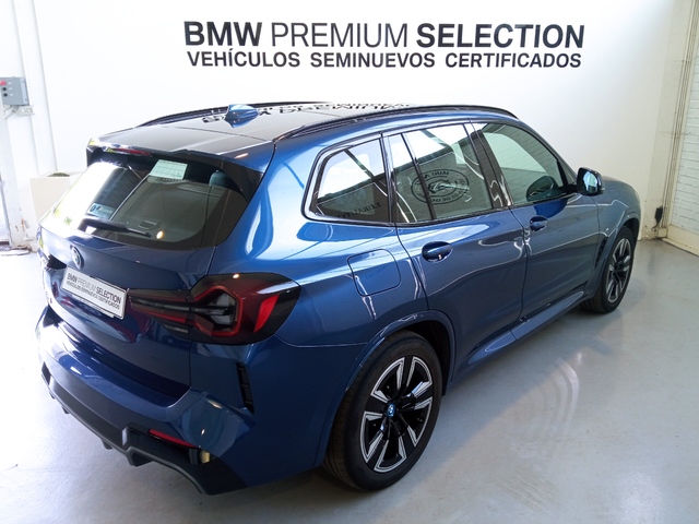 BMW iX3 M Sport color Azul. Año 2022. 210KW(286CV). Eléctrico. En concesionario Lurauto Bizkaia de Vizcaya