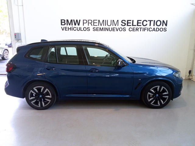 BMW iX3 M Sport color Azul. Año 2022. 210KW(286CV). Eléctrico. En concesionario Lurauto Bizkaia de Vizcaya