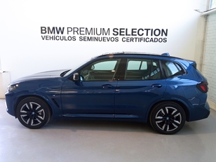 Fotos de BMW iX3 M Sport color Azul. Año 2022. 210KW(286CV). Eléctrico. En concesionario Lurauto Bizkaia de Vizcaya