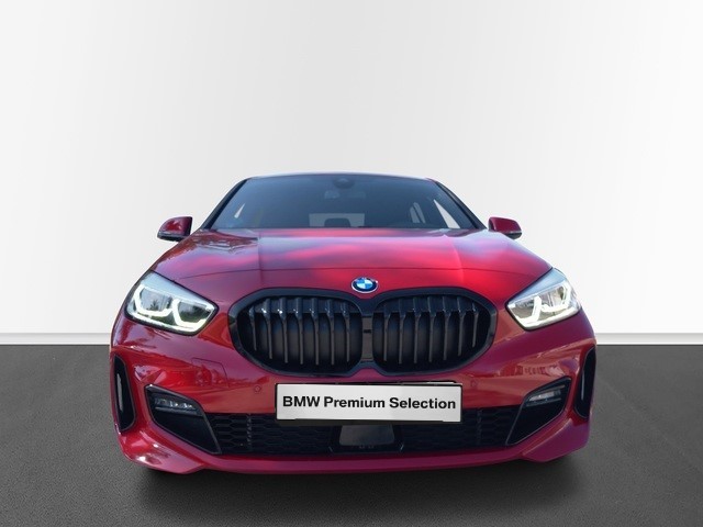 BMW Serie 1 118d color Rojo. Año 2023. 110KW(150CV). Diésel. En concesionario Murcia Premium S.L. AV DEL ROCIO de Murcia