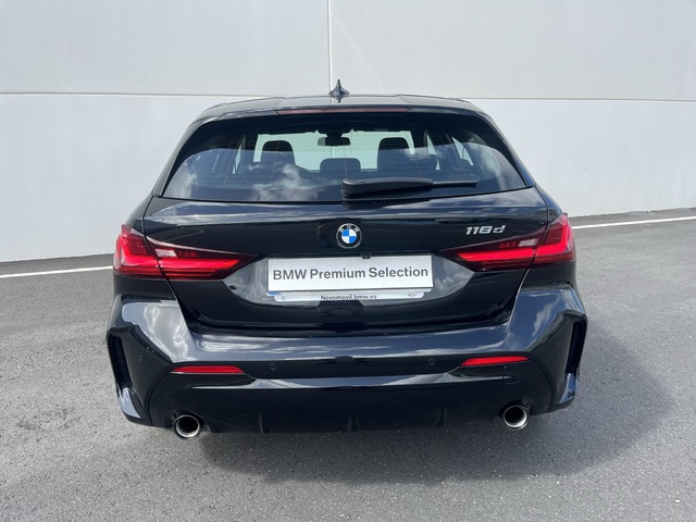 BMW Serie 1 118d color Negro. Año 2022. 110KW(150CV). Diésel. En concesionario Novomóvil Oleiros de Coruña