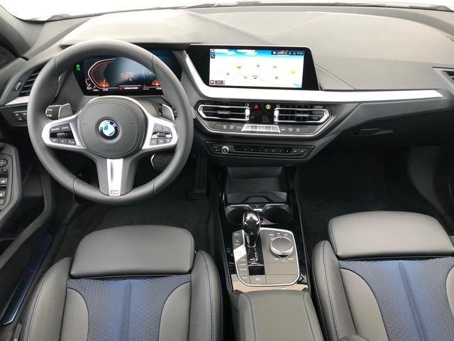 BMW Serie 1 118d color Blanco. Año 2023. 110KW(150CV). Diésel. En concesionario Mandel Motor Badajoz de Badajoz