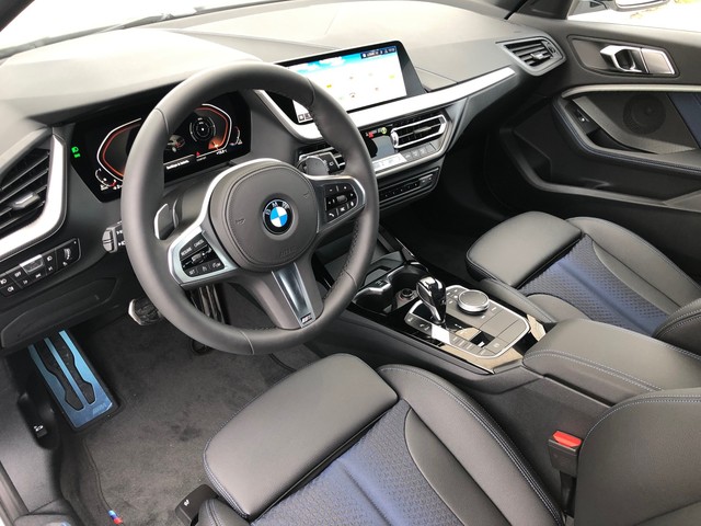 BMW Serie 1 118d color Blanco. Año 2023. 110KW(150CV). Diésel. En concesionario Mandel Motor Badajoz de Badajoz