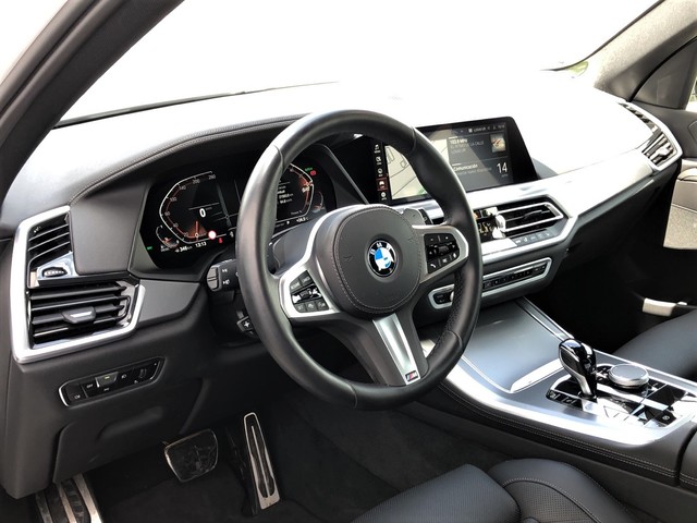 BMW X5 xDrive40d color Blanco. Año 2022. 250KW(340CV). Diésel. En concesionario Momentum S.A. de Madrid