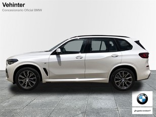 Fotos de BMW X5 xDrive40d color Blanco. Año 2022. 250KW(340CV). Diésel. En concesionario Momentum S.A. de Madrid