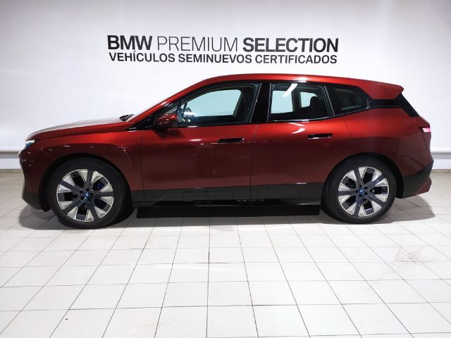 BMW iX xDrive40 color Rojo. Año 2022. 240KW(326CV). Eléctrico. En concesionario Hispamovil, Torrevieja de Alicante