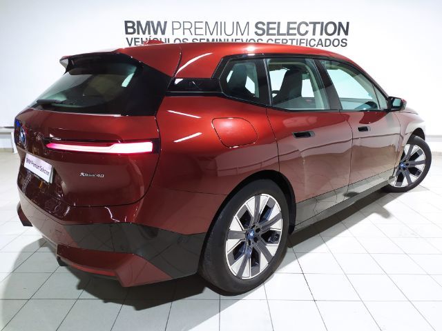 BMW iX xDrive40 color Rojo. Año 2022. 240KW(326CV). Eléctrico. En concesionario Hispamovil, Torrevieja de Alicante