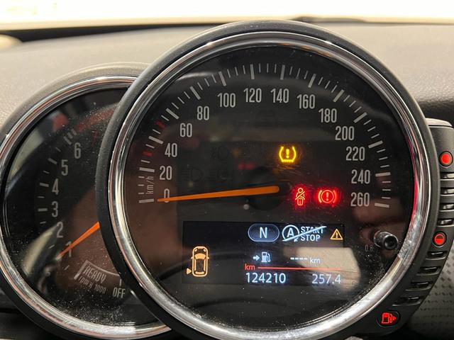 fotoG 10 del MINI MINI 5 Puertas Cooper 100 kW (136 CV) 136cv Gasolina del 2017 en Barcelona