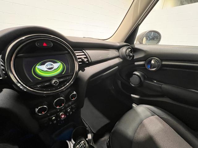 fotoG 16 del MINI MINI 5 Puertas Cooper 100 kW (136 CV) 136cv Gasolina del 2017 en Barcelona