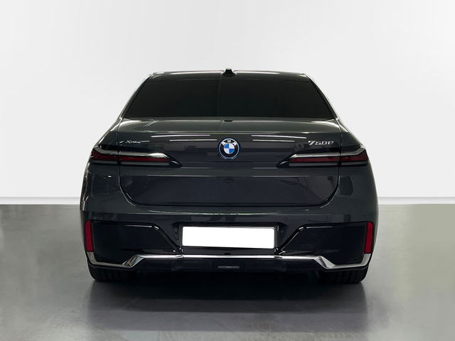 BMW Serie 7 750e color Negro. Año 2023. 360KW(489CV). Híbrido Electro/Gasolina. En concesionario Engasa S.A. de Valencia