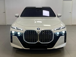 Fotos de BMW i7 xDrive60 color Blanco. Año 2023. 400KW(544CV). Eléctrico. En concesionario Marmotor de Las Palmas
