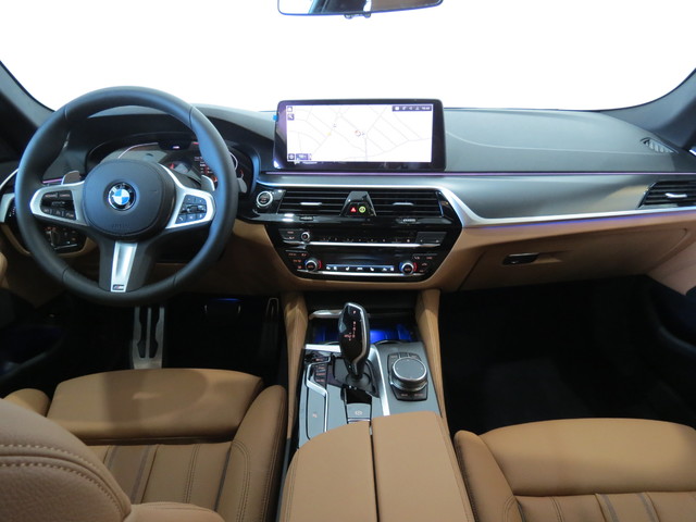 BMW Serie 5 520d Touring color Negro. Año 2023. 140KW(190CV). Diésel. En concesionario GANDIA Automoviles Fersan, S.A. de Valencia