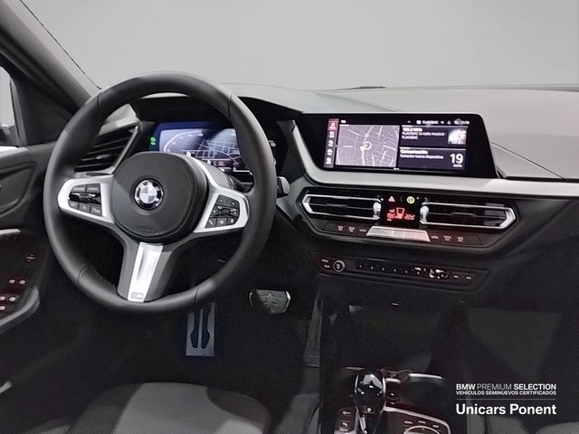 BMW Serie 1 118d color Blanco. Año 2023. 110KW(150CV). Diésel. En concesionario Unicars de Lleida