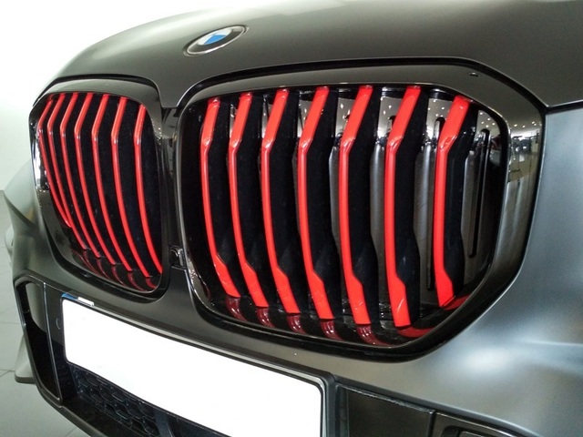 BMW X5 xDrive40d color Gris. Año 2023. 250KW(340CV). Diésel. En concesionario ALBAMOCION CIUDAD REAL  de Ciudad Real