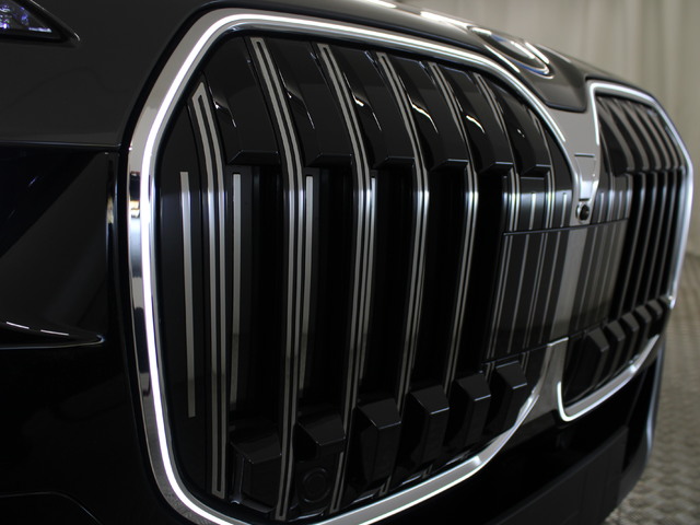 BMW Serie 7 750e color Negro. Año 2023. 360KW(489CV). Híbrido Electro/Gasolina. En concesionario Augusta Aragon Ctra Logroño de Zaragoza