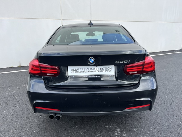 BMW Serie 3 320i color Negro. Año 2019. 135KW(184CV). Gasolina. En concesionario Novomóvil Oleiros de Coruña