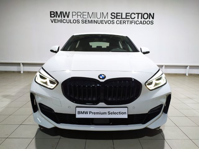 BMW Serie 1 118i color Blanco. Año 2022. 100KW(136CV). Gasolina. En concesionario Hispamovil, Orihuela de Alicante