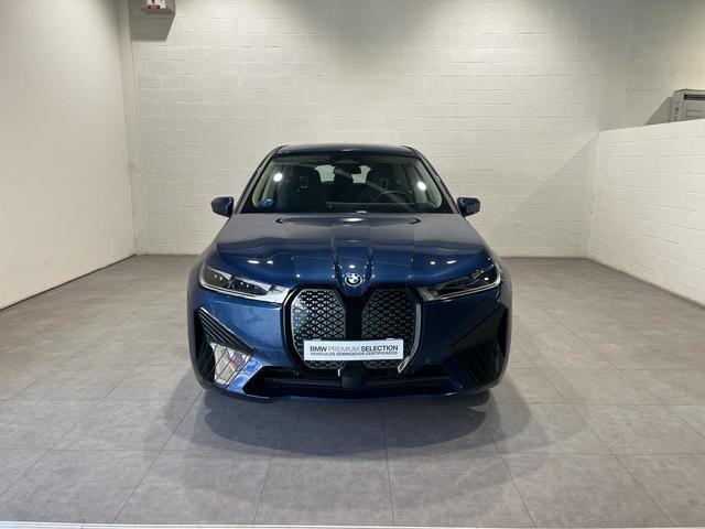 BMW iX xDrive40 color Azul. Año 2022. 240KW(326CV). Eléctrico. En concesionario Motor Munich - Terrassa - VO de Barcelona