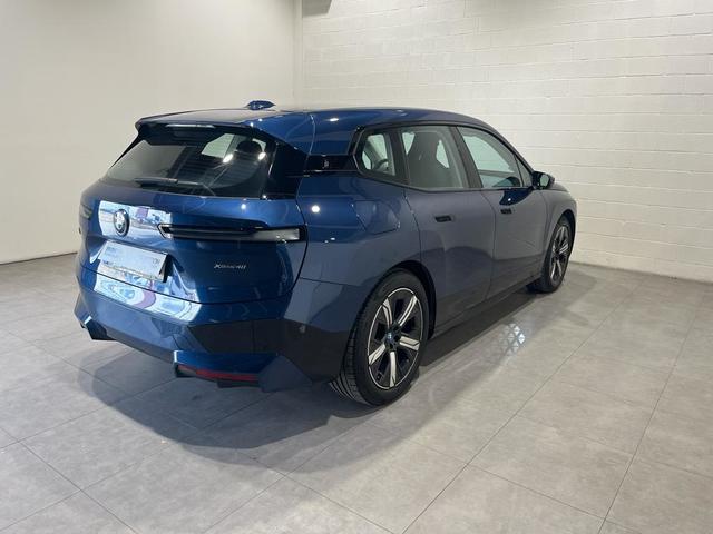 BMW iX xDrive40 color Azul. Año 2022. 240KW(326CV). Eléctrico. En concesionario Motor Munich - Terrassa - VO de Barcelona