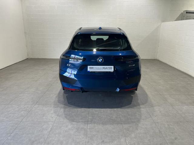 BMW iX xDrive40 color Azul. Año 2022. 240KW(326CV). Eléctrico. En concesionario Motor Munich - Terrassa - VO de Barcelona