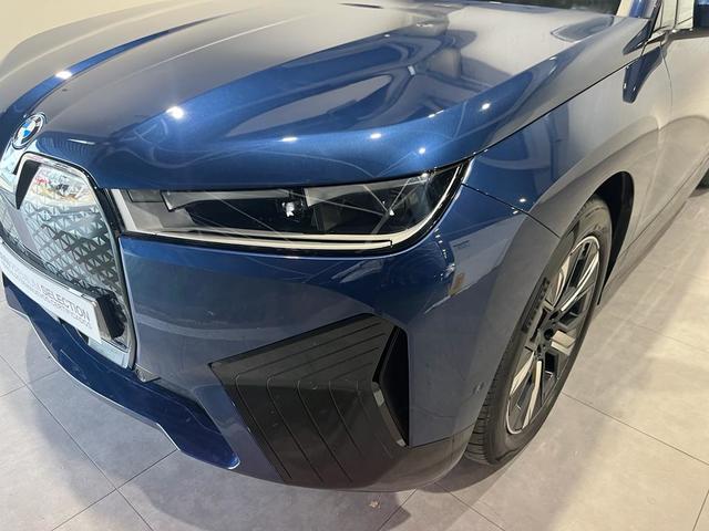 BMW iX xDrive40 color Azul. Año 2022. 240KW(326CV). Eléctrico. En concesionario Motor Munich - Terrassa - VO de Barcelona