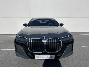 Fotos de BMW Serie 7 M760e color Gris. Año 2023. 420KW(571CV). Híbrido Electro/Gasolina. En concesionario Novomóvil Oleiros de Coruña