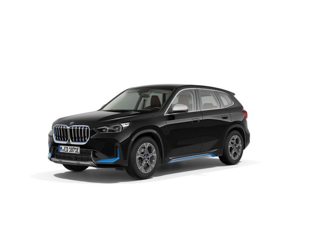 BMW iX1 xDrive30 color Negro. Año 2023. 230KW(313CV). Eléctrico. En concesionario Ceres Motor S.L. de Cáceres