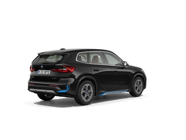 BMW iX1 xDrive30 color Negro. Año 2023. 230KW(313CV). Eléctrico. En concesionario Ceres Motor S.L. de Cáceres
