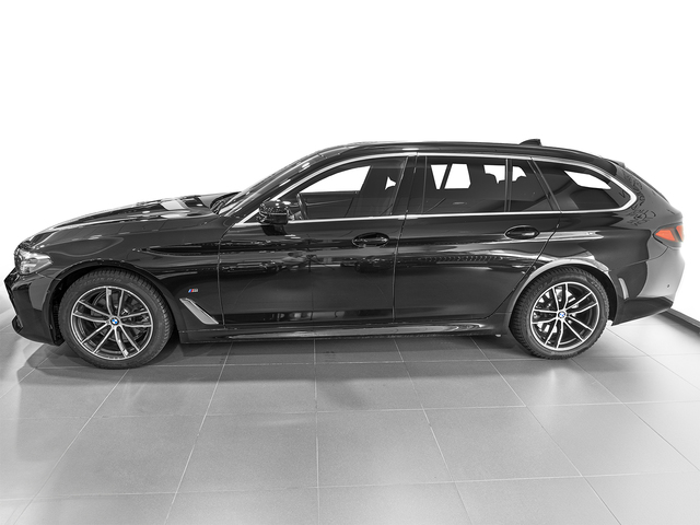 BMW Serie 5 520d Touring color Negro. Año 2020. 140KW(190CV). Diésel. En concesionario Caetano Cuzco Raimundo Fernandez Villaverde, 45 de Madrid