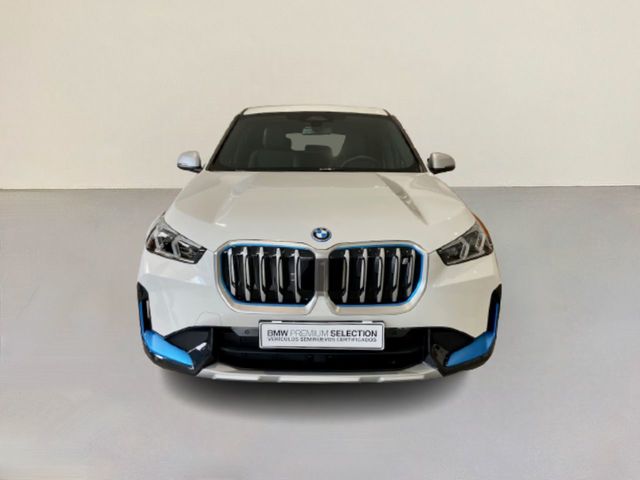 BMW iX1 xDrive30 color Blanco. Año 2023. 230KW(313CV). Eléctrico. En concesionario Automotor Costa, S.L.U. de Almería