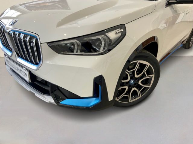 BMW iX1 xDrive30 color Blanco. Año 2023. 230KW(313CV). Eléctrico. En concesionario Automotor Costa, S.L.U. de Almería