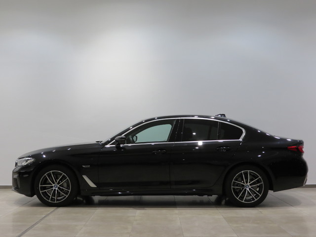 BMW Serie 5 520e color Negro. Año 2022. 150KW(204CV). Híbrido Electro/Gasolina. En concesionario SAN JUAN Automoviles Fersan S.A. de Alicante