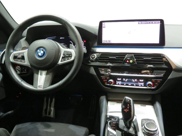 BMW Serie 5 520e color Negro. Año 2022. 150KW(204CV). Híbrido Electro/Gasolina. En concesionario SAN JUAN Automoviles Fersan S.A. de Alicante