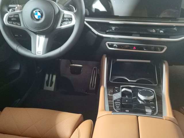BMW X6 xDrive30d color Negro. Año 2023. 210KW(286CV). Diésel. En concesionario San Pablo Motor | Ctra. Amarilla SE-30 de Sevilla