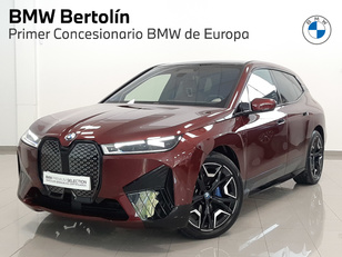Fotos de BMW iX xDrive50 color Rojo. Año 2022. 385KW(523CV). Eléctrico. En concesionario Automoviles Bertolin, S.L. de Valencia