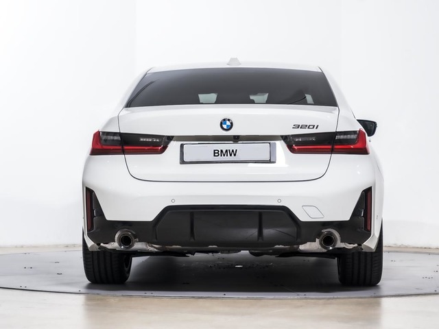BMW Serie 3 320i color Blanco. Año 2023. 135KW(184CV). Gasolina. En concesionario Oliva Motor Tarragona de Tarragona