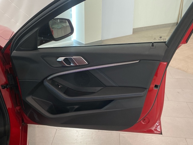 BMW Serie 1 118i color Rojo. Año 2022. 103KW(140CV). Gasolina. En concesionario Motor Gorbea de Álava